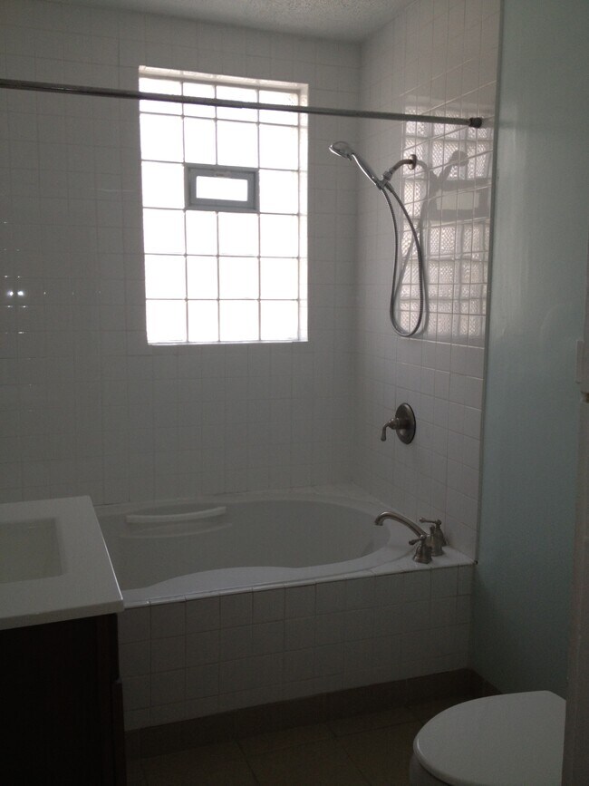 bathroom - 2415 W Warner Ave