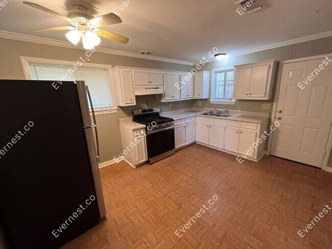 Foto del edificio - 325 Queen Catherine Ln