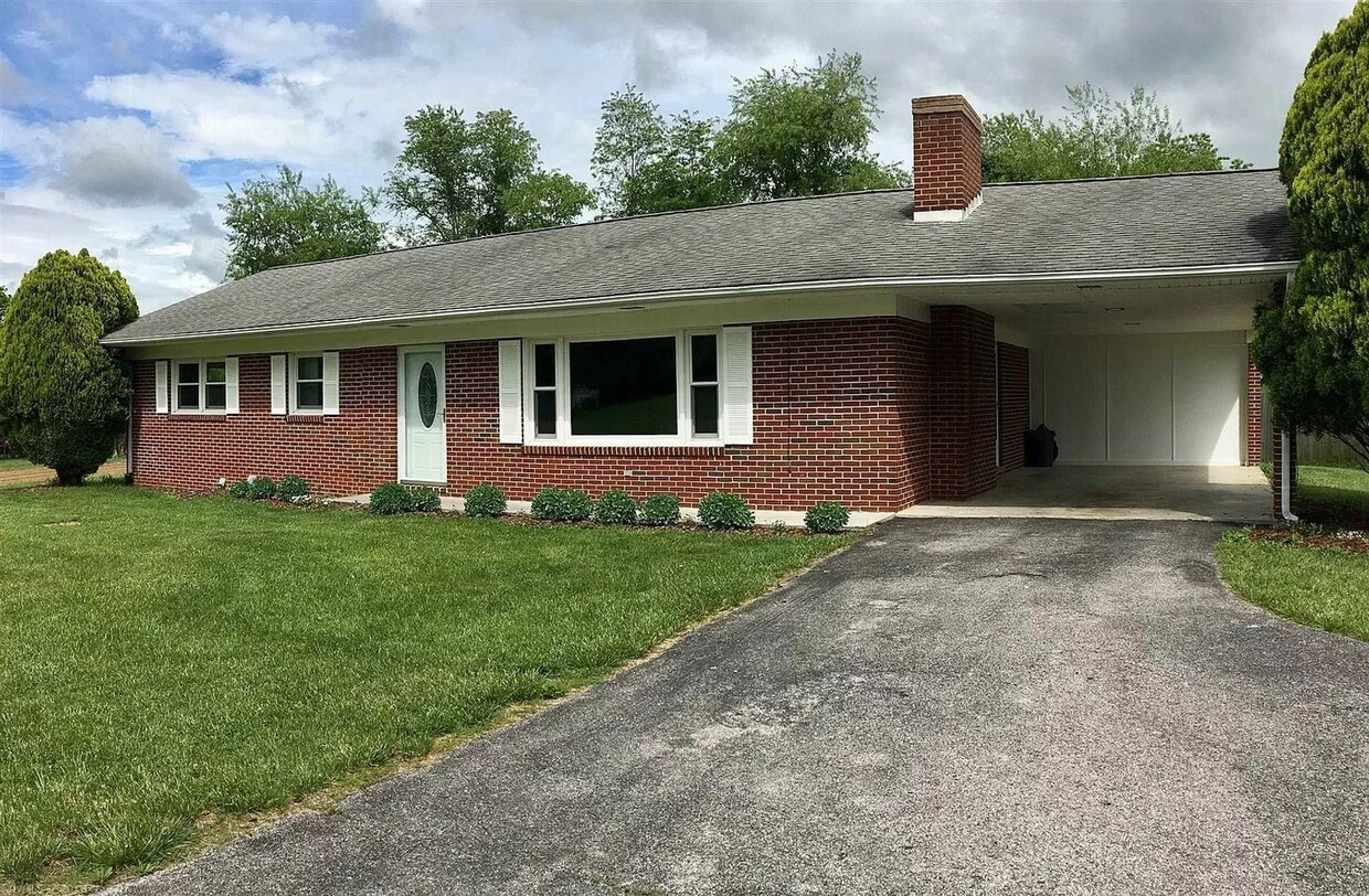 Primary Photo - 4 bed / 2 1/2 Bath Pet Friendly