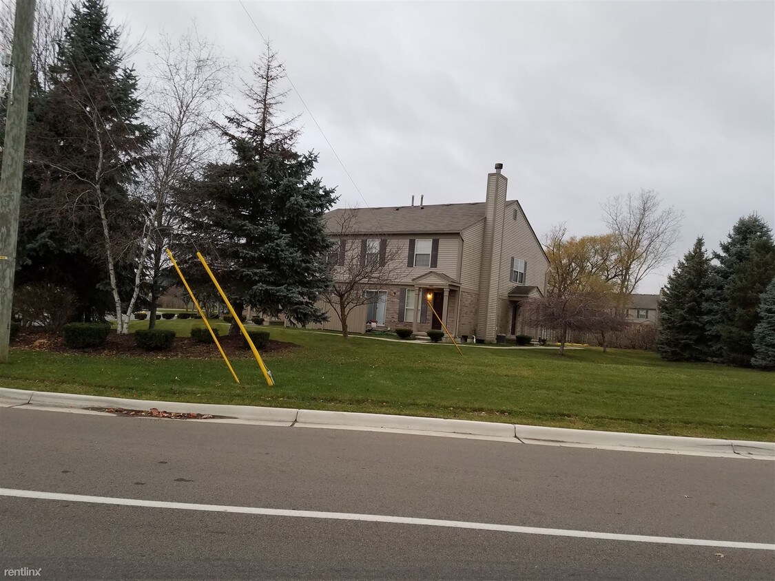 13816 Watersway Dr, Gibraltar, MI 48173 Condo for Rent in Gibraltar