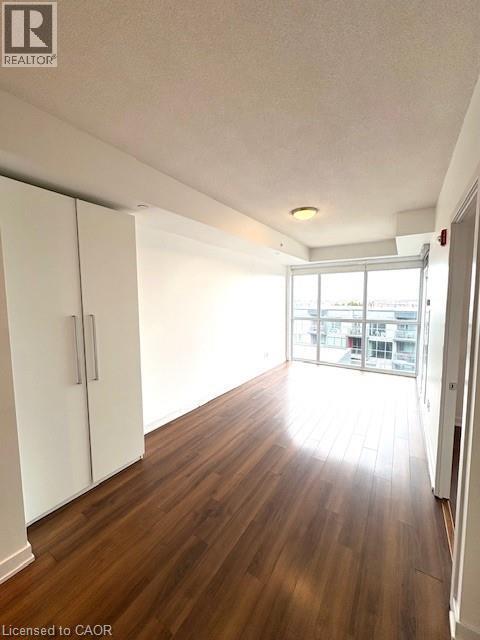 Photo du bâtiment - 5240 Dundas St