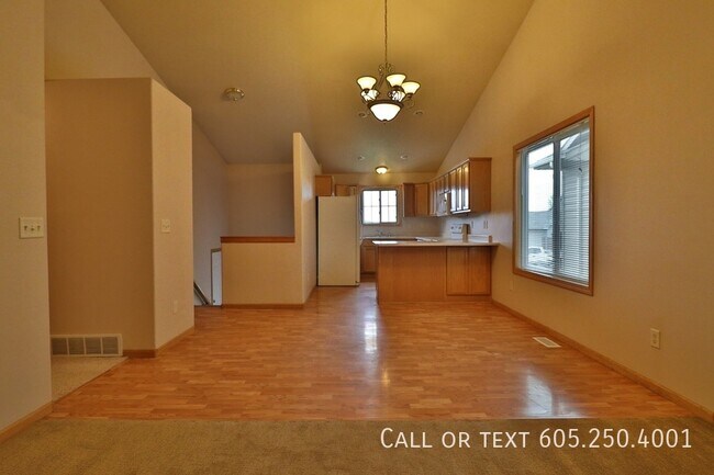 Foto del edificio - Huge 4 Bedroom 3 Bedroom + Office Twin Hom...