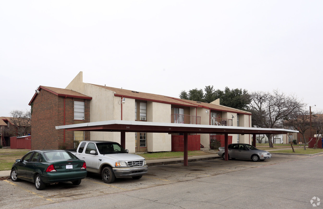 Área de estacionamiento - Sierra Vista Apartments