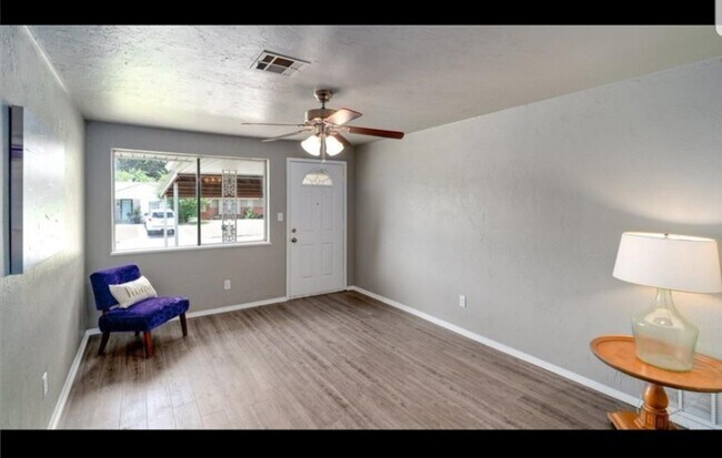 Foto del edificio - Completely Remodeled 3 bedroom with 2 huge...