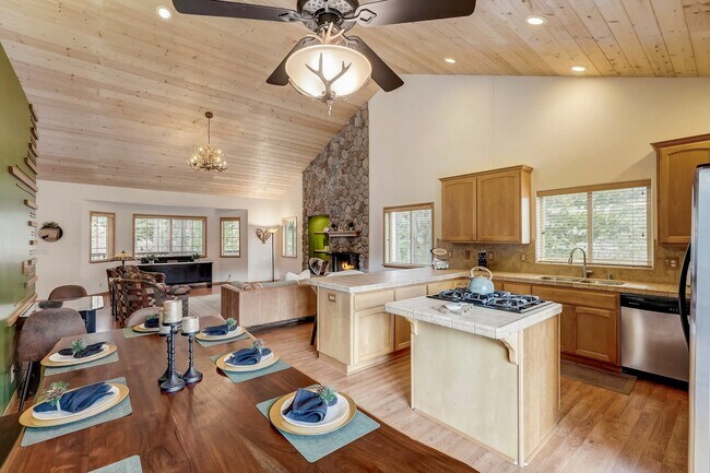 Building Photo - 26388 Thunderbird Dr