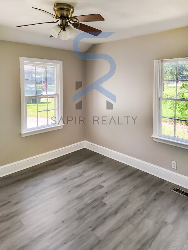 Foto del edificio - Move in before December 15th and choose your reward: a $250 Amazon Gift Card or a 55" Smart TV!