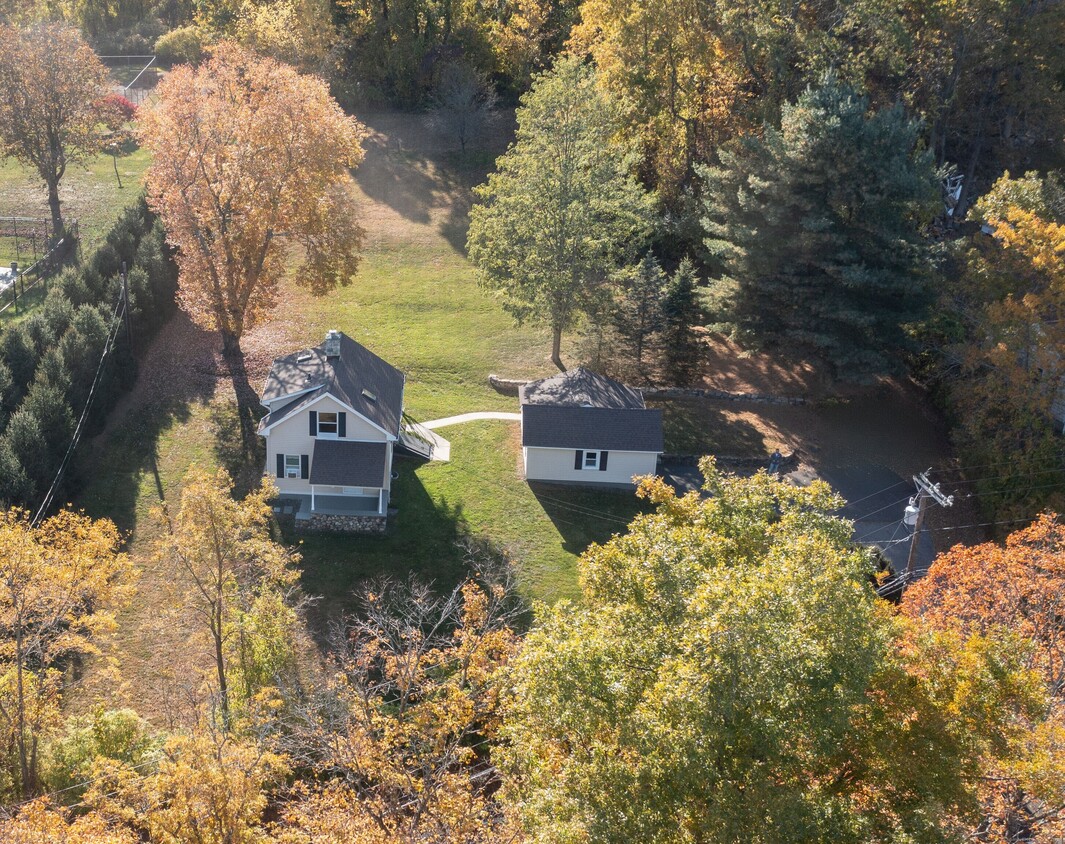 Primary Photo - 92 Clapboard Ridge Rd