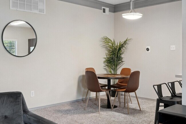 Foto del edificio - 12100 Metric Blvd