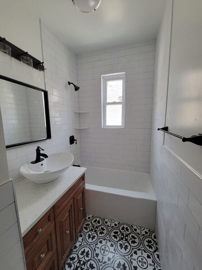 Bathroom - 404 Hawthorne St