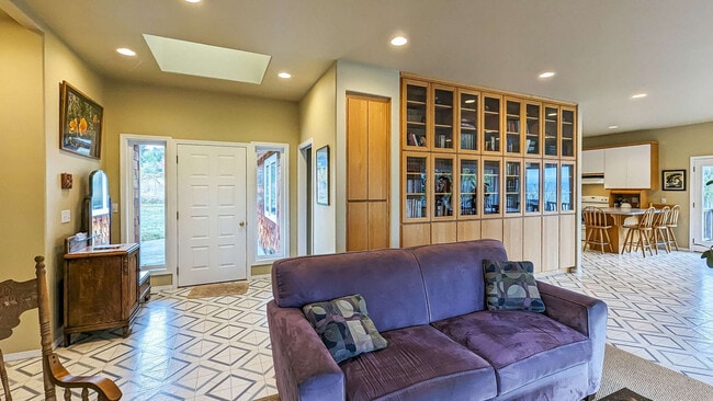 Building Photo - 123 E Bachelor Rock Dr