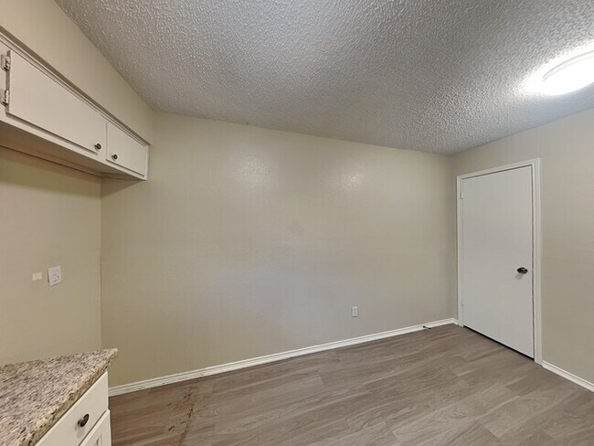 Foto del edificio - 852 NW Summercrest Blvd