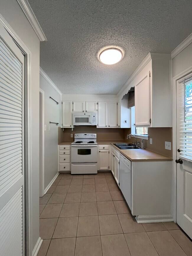 Foto del edificio - 402 Longwood Ct
