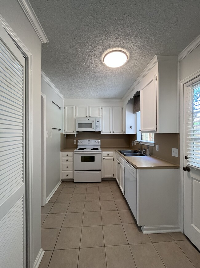 Building Photo - 402 Longwood Ct