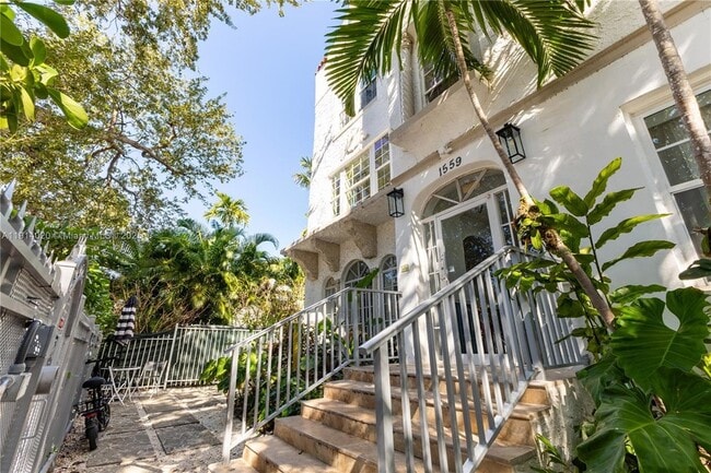 Photo - 1559 Michigan Ave Apartment