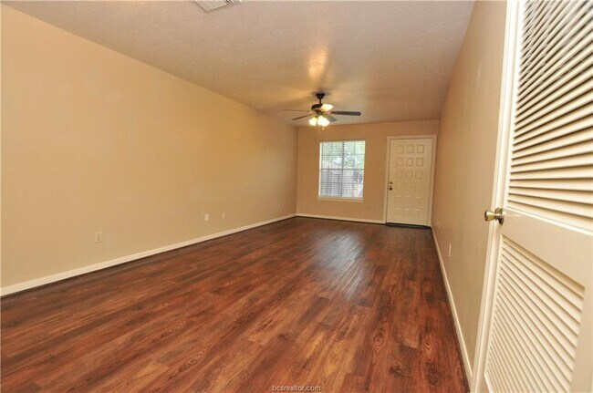 Building Photo - 1807 Woodsman Dr