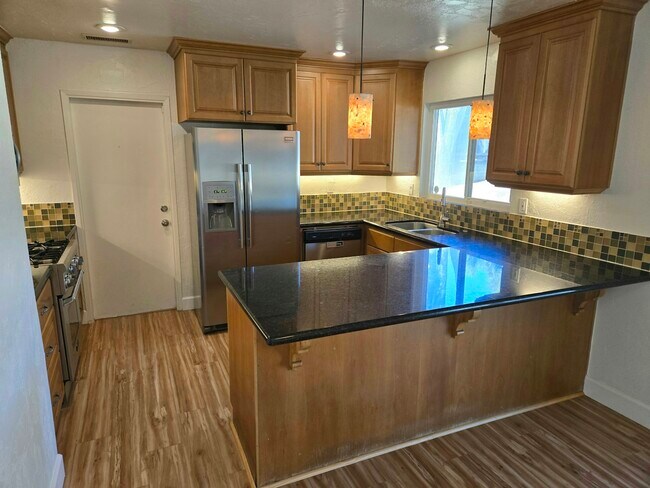 Foto del edificio - 1682 Jasmine St