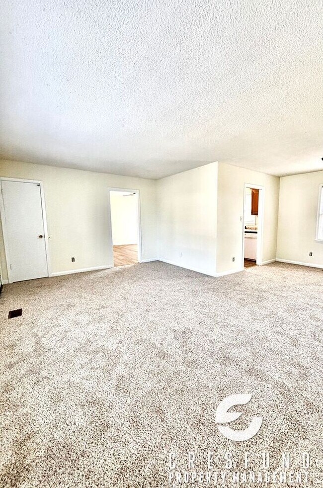 Building Photo - 3 BEDROOM AVAILABLE NOW - Minutes From For...