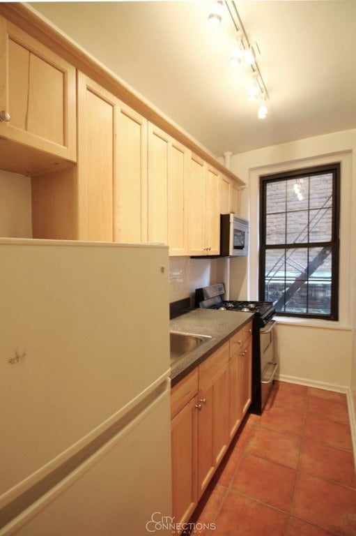 Building Photo - 212 W 22nd St