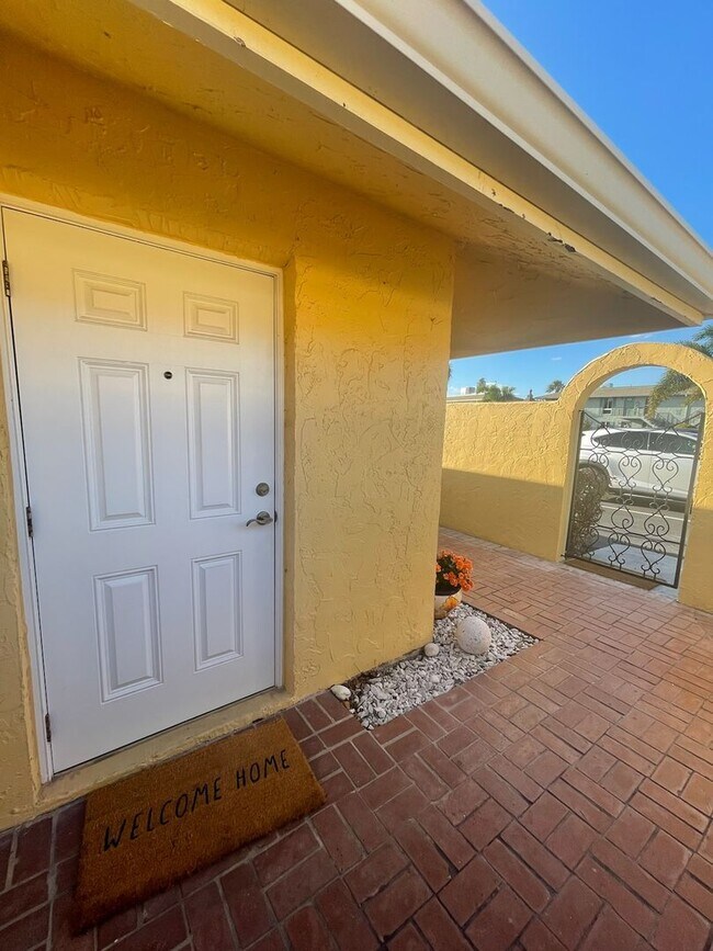 Building Photo - ***GLADES COUNTRY CLUB***QUIET GOLF COMMUN...