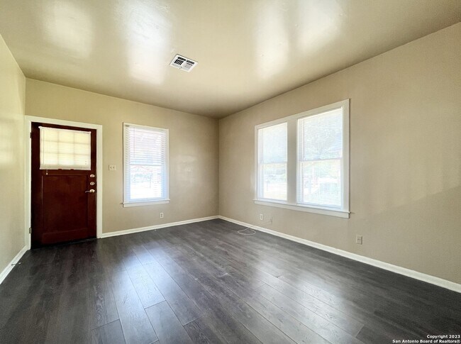 Building Photo - 120 Gifford St