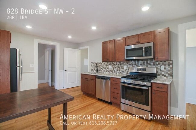 Foto del edificio - 828 Bridge St NW