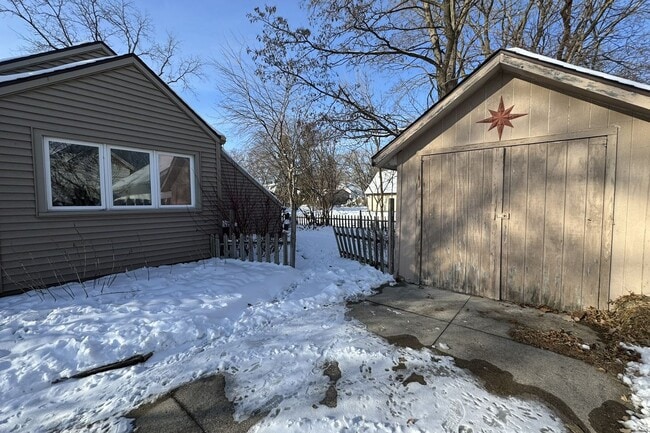 Building Photo - Central Ames Home Available Now
