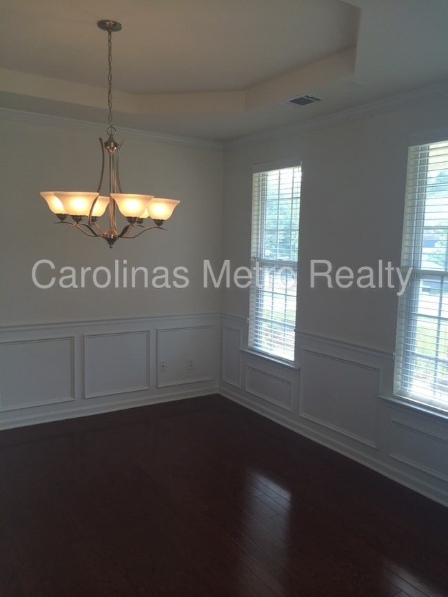 Building Photo - 3351 Streamside Dr