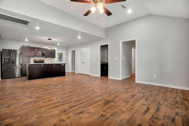 Foto del edificio - Like New 3-bedroom 2.5 bath Duplex in Gent...
