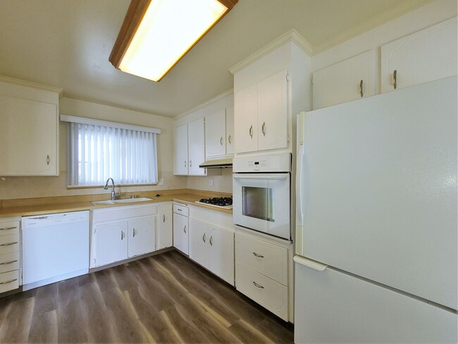 Building Photo - Charming and Spacious Home in Bay Ho!