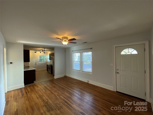 Foto del edificio - 1728 Matheson Ave