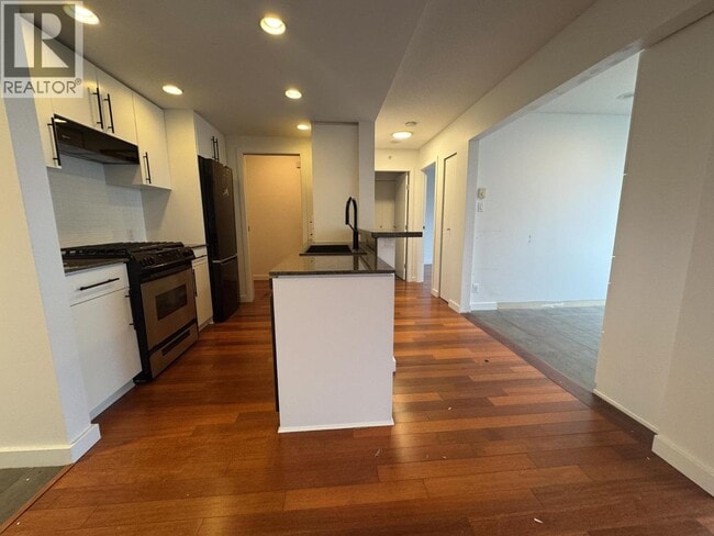 Building Photo - 455 Beach Crescent