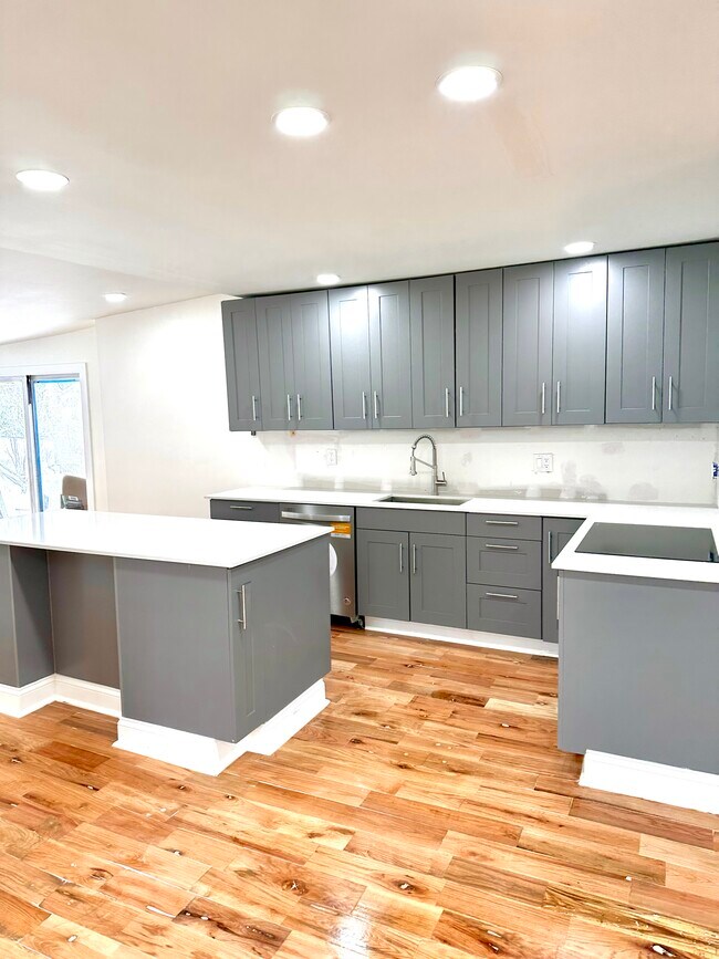 Building Photo - 2433 Georgeland Dr