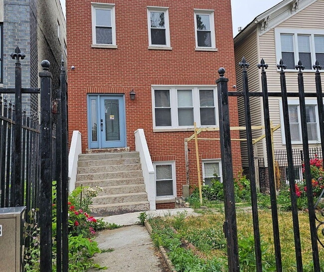 Foto del edificio - "Spacious 2-Bedroom Oasis on W Fillmore St – 1496 Sq Ft of Comfort in Chicago's Heart!"