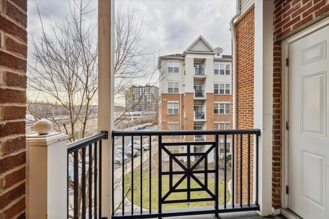 Building Photo - 350 W Elm St