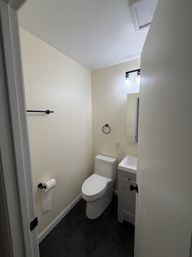 Foto del edificio - 720 Merrywood Ln