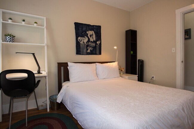 Building Photo - Central Location, Eat-in Kitchen, Laundry on a Site