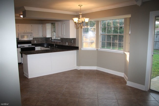 Building Photo - 208 Lake Huron Ct