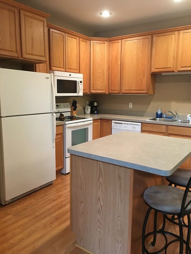 Building Photo - 2 Bedroom Townhome Available in Monticello!