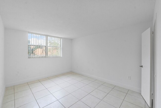 Building Photo - 1805 Sans Souci Blvd