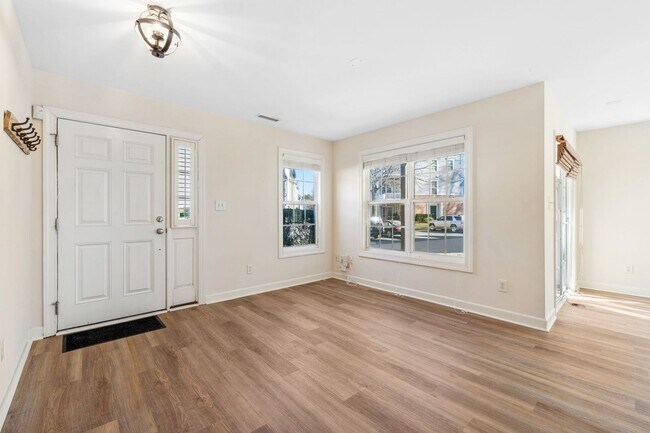 Foto del edificio - Olde Raleigh Stunner! 2 Primary Suites! Flexible move in date!