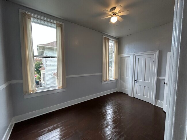 2 closets - 637 16th St