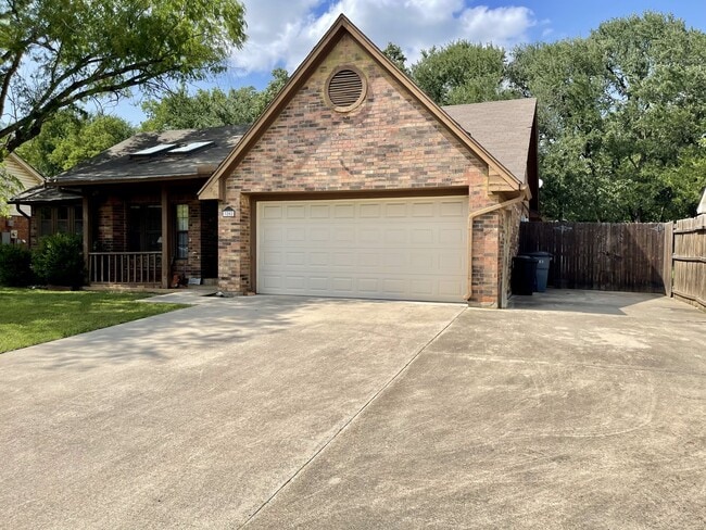 Photo - 3202 Fairview Dr House