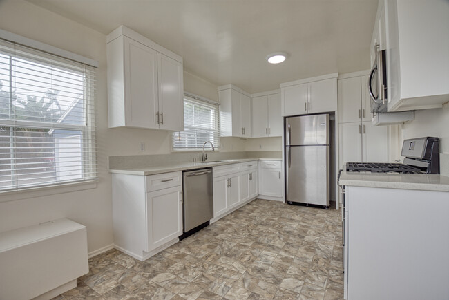 Building Photo - 2845 El Oeste Dr
