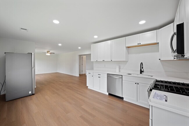 Building Photo - 652 Cunningham Rd