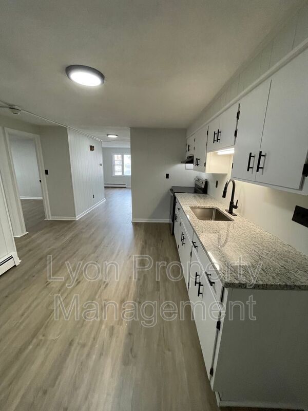 Building Photo - 302 Pond St