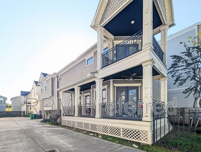 Building Photo - 1126 W 17th St