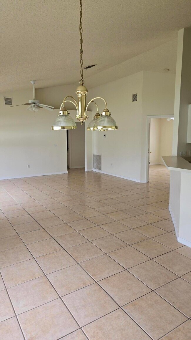 Foto del edificio - 737 SW Jordin Ave