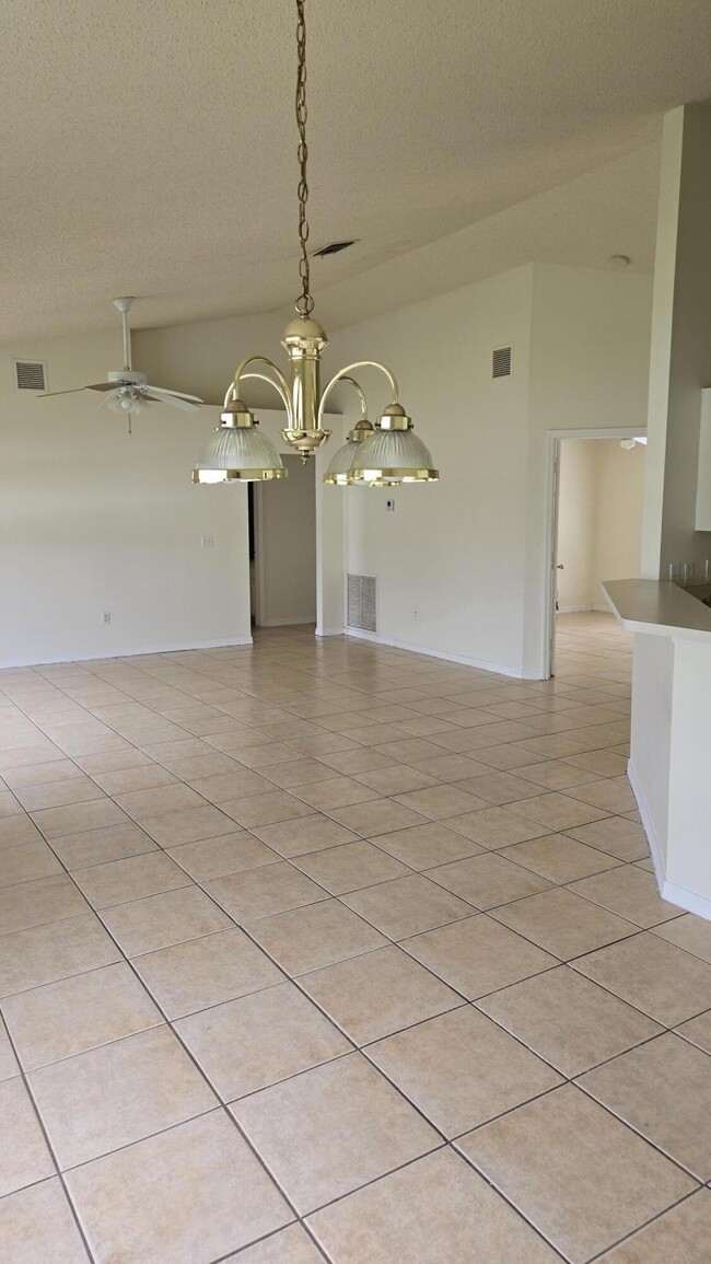 Foto del edificio - 737 SW Jordin Ave