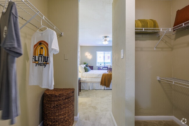 A1 - 1BR, 1BA - 550SF - Walk-In Closet - Seminole Flatts