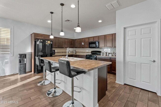 Building Photo - Las Brisas Beauty